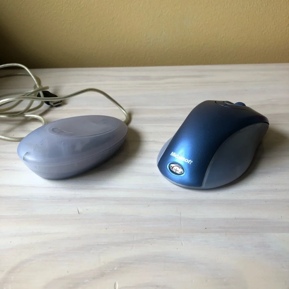 Microsoft Wireless Optical Mouse & USB 2.0 Receiver Cable